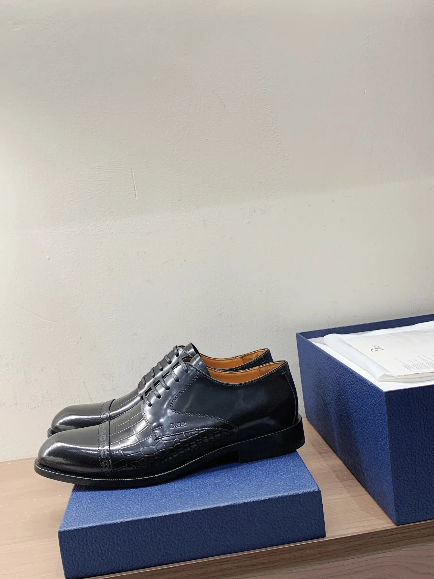 [Dior] Top P: 960💰 Standard code 39-44 (38.45.46 custom-made, non-returnable and non-exchangeable) Dior Dior's latest high-end men's boutique casual leather shoes, imported cowhide upper, water-dyed cowhide lining, imported leather outsole, perfect details are impeccable.